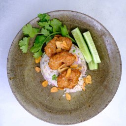 ข้าวขยำปลาทู+หมูก้อนทอด ไข่ลาวา