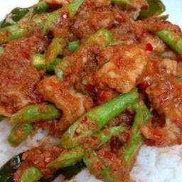 ข้าวราดผัดพริกแกงหมู