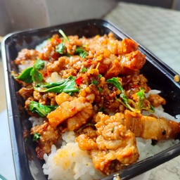 ข้าวกะเพราหมูสับหมูกรอบ(โบราณ)