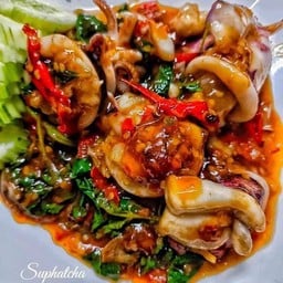 ผัดกะเพราหมึกราดข้าว