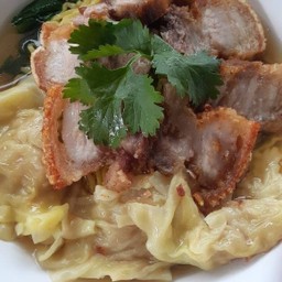 บะหมี่เกี๊ยว ช สหชัย ปู หมูแดง หมูกรอบ