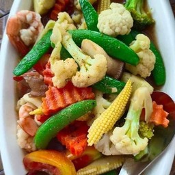 ผัดผักรวมมิตรกุ้งสด