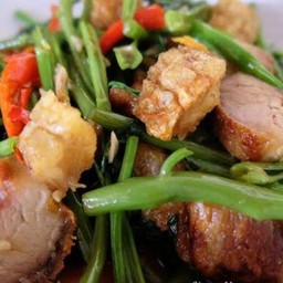 ผัดผักบุ้งหมูกรอบราดข้าว