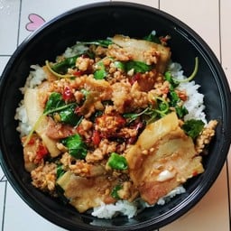 ข้าวราดกระเพราหมูสับเบคอน
