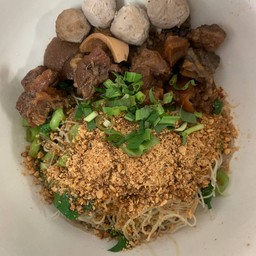 น้องทราย ก๋วยเตี๋ยวหมูตุ๋น เนื้อตุ๋น ข้าวกระเพรา