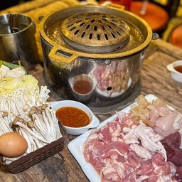 ต้นแก้วแคมป์ย่างหมูกระทะ หมูจุ่ม