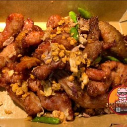 หมูทอดกระเทียมพริกสด