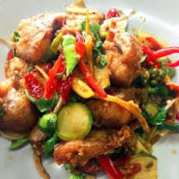 ผัดเผ็ดหมูกรอบ