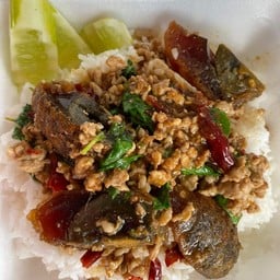 กะเพราเนื้อสับไข่เยี่ยวม้า(ฟรีไข่ดาว)