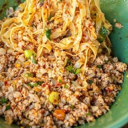 บะหมี่แบนต้มยำหมูสับล้วน