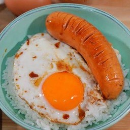 ข้าวไข่ดาว+ไส้กรอกรมควัน
