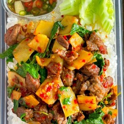 ข้าวกระเพราเนื้อชิ้นใส่หน่อไม้ดอง(พริกแห้ง) (ร้านได้จากไลน์แมน50฿)