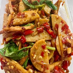 ข้าวกะเพราหน่อไม้ไก่ยอ