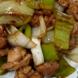 เจ๊หมวย กระเพราเนื้อย่างเจ้าเก่า บางคูวัด