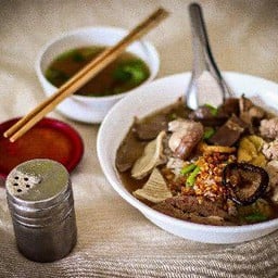 ข้าวต้มหมูเครื่องใน