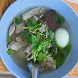 ข้าวต้มเครื่องในหมู ไข่ต้ม 1 ฟอง