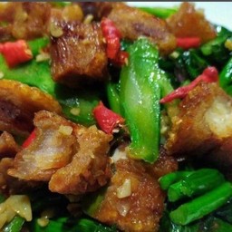 คะน้าหมูกรอบ