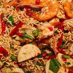 ตำมาม่ากุ้งลวกหมูยอน้ำปลาร้า