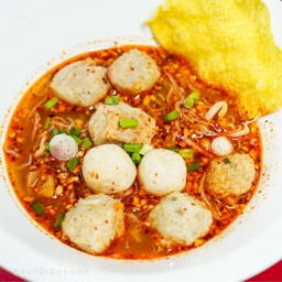 ก๋วยเตี๋ยวเย็นตาโฟต้มยำลูกชิ้นแคะ