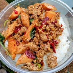 ข้าวราดกระเพราหมูสับไส้กรอก