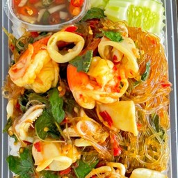 ข้าวกระเพราวุ้นเส้นทะเล