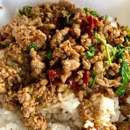 กระเพราหมูสับราดข้าว