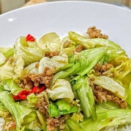 กระหล่ำผัดหมูสับ ราดข้าว