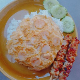 ข้าวไข่เจียวทรงเครื่อง+ไก่เสียบไม้ย่างซอสบาบีคิว=1ไม้