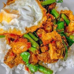 พริกแกงหมูกรอบ