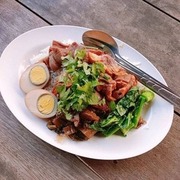 ข้าวขาหมู+ไส้พะโล้+ไข่