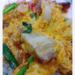 ผัดผงกะหรี่หมูกรอบ