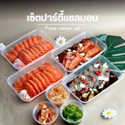 เซ็ตปาร์ตี้แซลมอน ( ซาซิมิ 500g , ม่อนดอง 10ชิ้น , กุ้งดอง 6ตัว ,กิมจิ,แมงกะพรุนน้ำมันงา,ยำสาหร่าย )