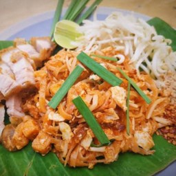 ผัดไทยหมูกรอบ