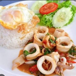 กระเพราปลาหมึก