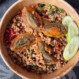 กะเพราไข่เยี่ยวม้า