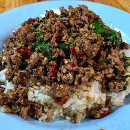 กระเพราเนื้อราดข้าว