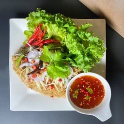 ยำปลาดุกฟู (ตลาดเที่ยงคืน มธ.)