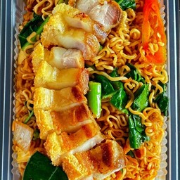 ผัดมาม่าขี้เมาหมูกรอบ (ร้านได้จากไลน์แมน70฿)