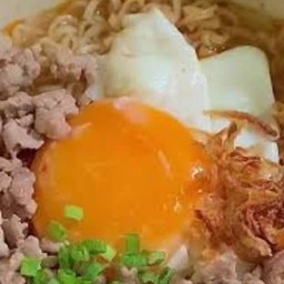 มาม่าหมูสับใส่ไข่