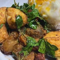 กะเพราแท้หมูกรอบเต้าหู้ไข่ทอด