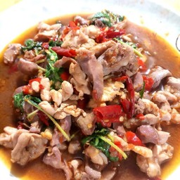 ข้าวราดกระเพราเครื่องในไก่