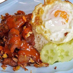 หมูกระเทียมพริกขี้หนูสวนราดข้าวไข่ดาวซอสมะเขือเทศ