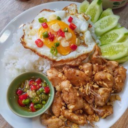 ข้าวราดไก่ทอดกระเทียมพริกไทย