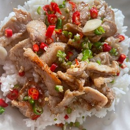 ข้าวราดหมูทอดกระเทียมพริกไทย