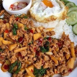 ข้าวราดผัดพริกแกงหมูหน่อไม้ดอง
