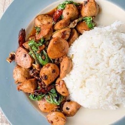 ข้าวราดกะเพราลูกชิ้นยักษ์ (ไม่แถมไข่ดาว)