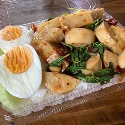 ข้าวกะเพรา หมูยอธรรมดา ฟรีไข่ต้ม