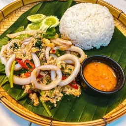 ข้าวหมึกผัดผงกะหรี่ (น้ำจิ้มซีฟู้ด)