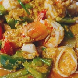กุ้งผัดผงกระหรี่กับข้าว