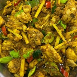 ผัดเผ็ดไก่ยอดมะพร้าวหอมเครื่องแกงของทางร้่านทำเอง